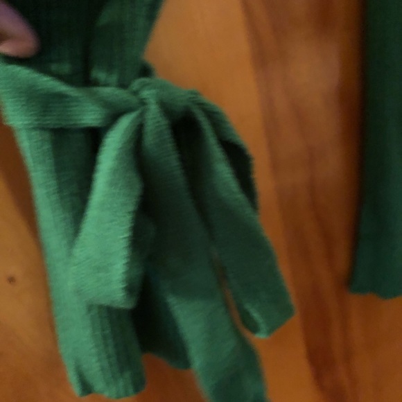 Green sweater that ties at wrist never worn - Picture 3 of 5